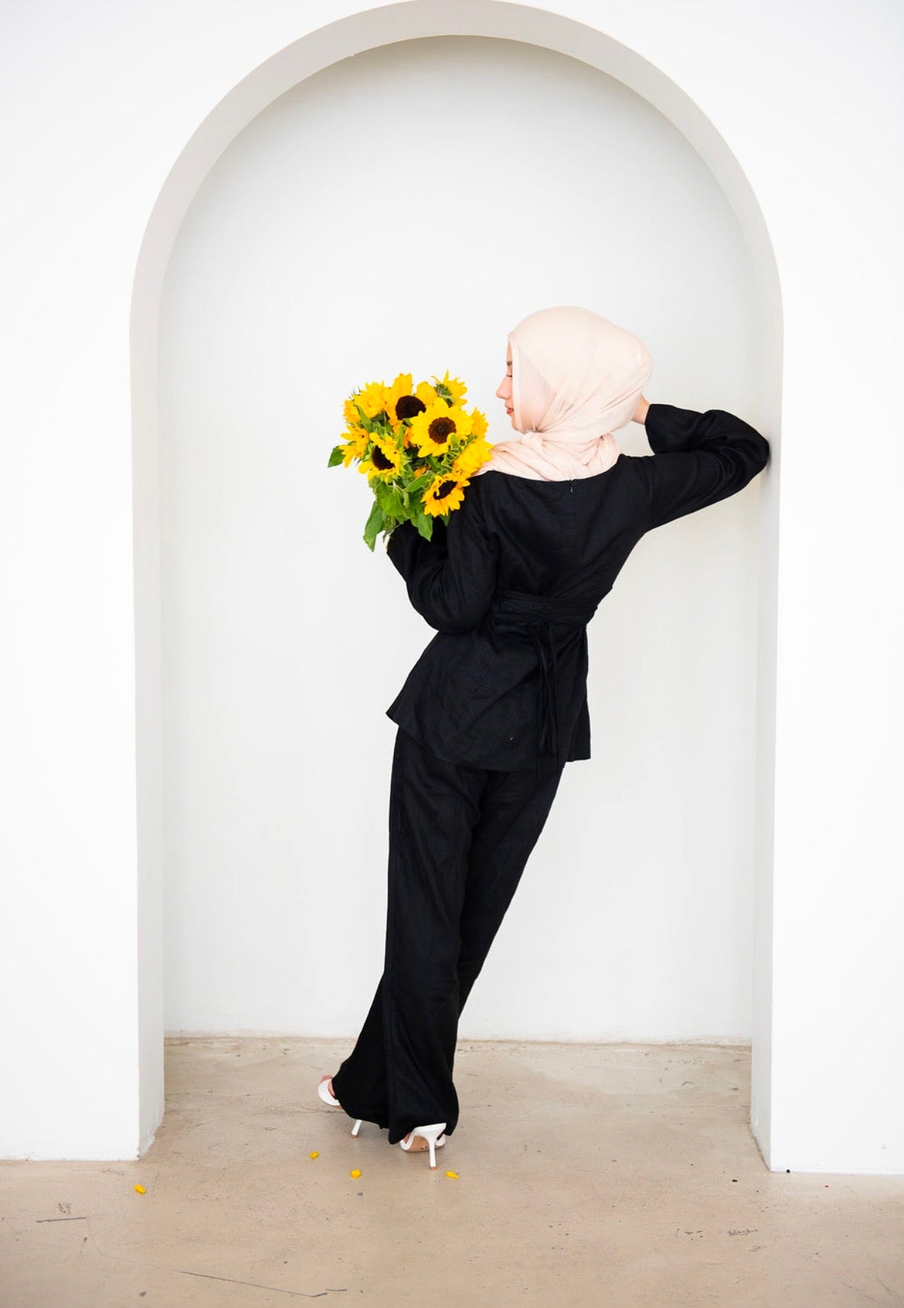 DAINTY LINEN TOP-BLACK